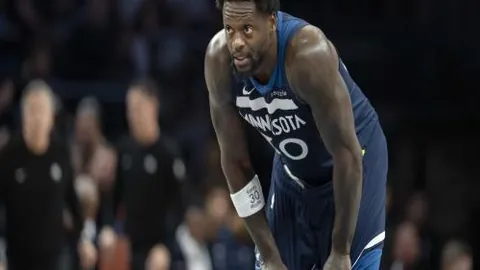 杜锋弃用中锋引热议，徐昕缺席赛场内幕曝光：贝兹利是关键考量的幕后推手？